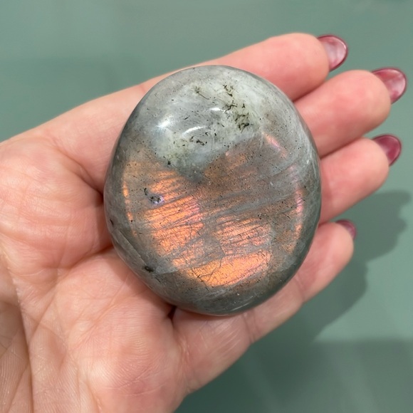 Labradorite Crystal Palmstone - Picture 1 of 2